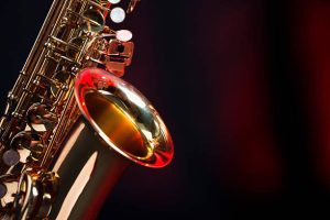 Saxophone sur fond noir