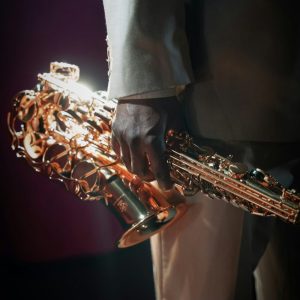 Saxophoniste avec son saxophone en main